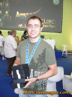 Rafael Laetiegui, de PÃ©ndulo Studios, con los premios de Runaway 2